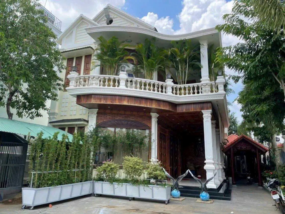 Cần bán gấp nhà biệt thự, mặt tiền đường Nguyễn Huệ, phường Tân Xuân (cũ)