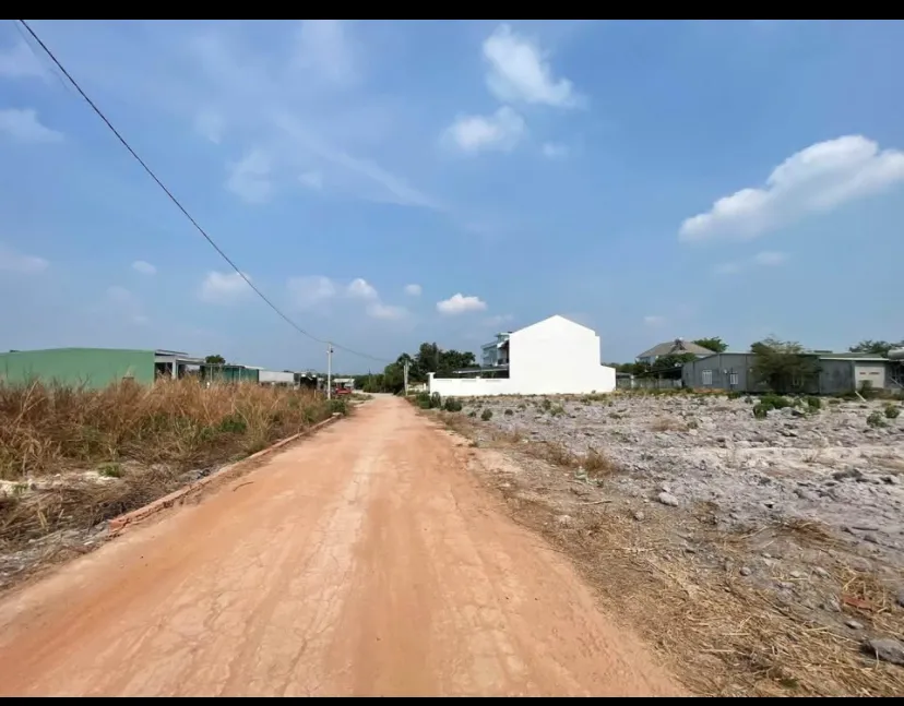 Bán lô góc mặt tiền đường cách QL14 1km